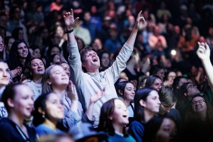 2024年3月在美國自由大學舉辦的24-7禱告運動，吸引年輕人前來敬拜神。（圖／翻攝自FB@PeteGreig）